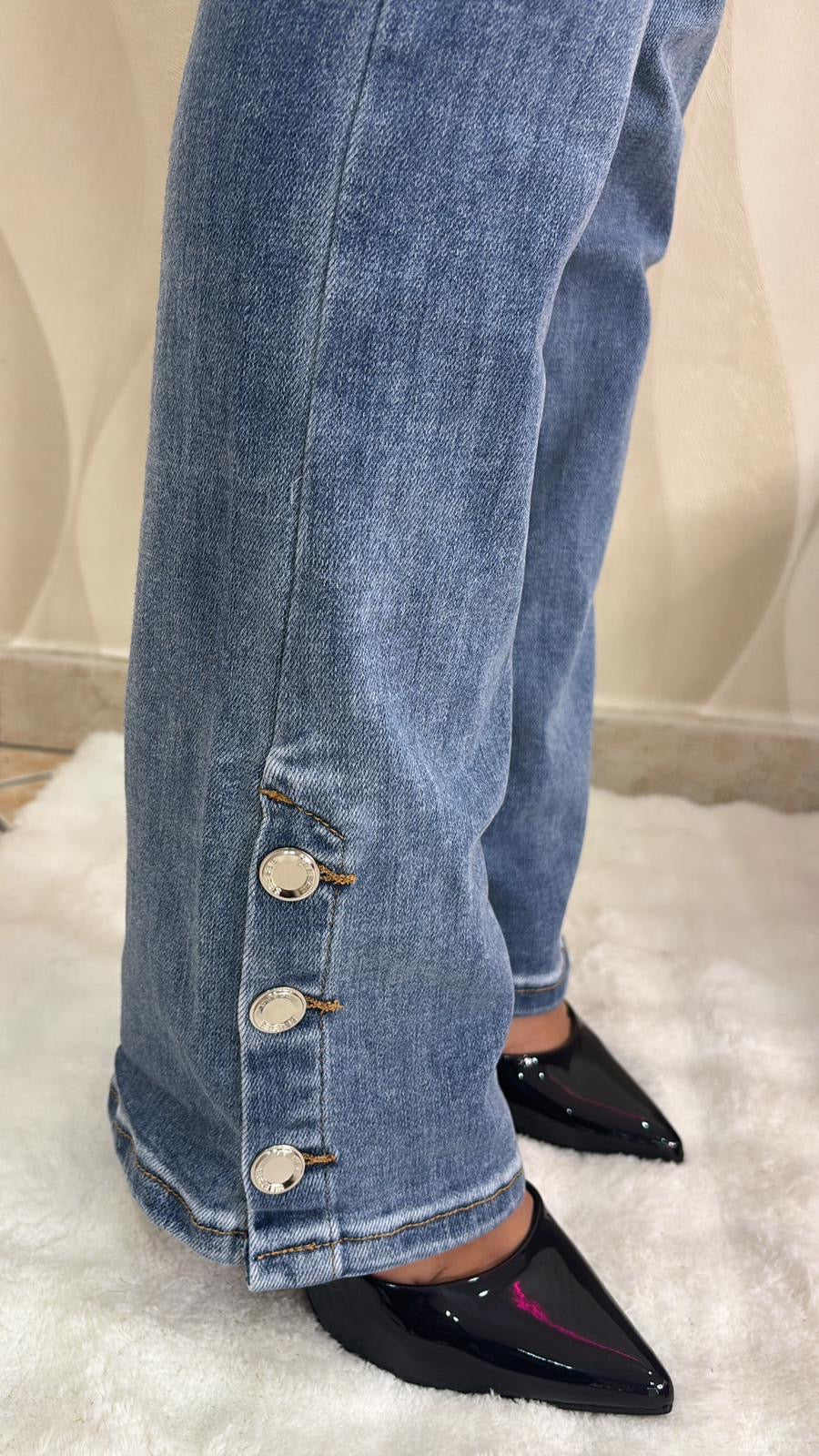 Jeans a zampa chiaro bottone cod A-800