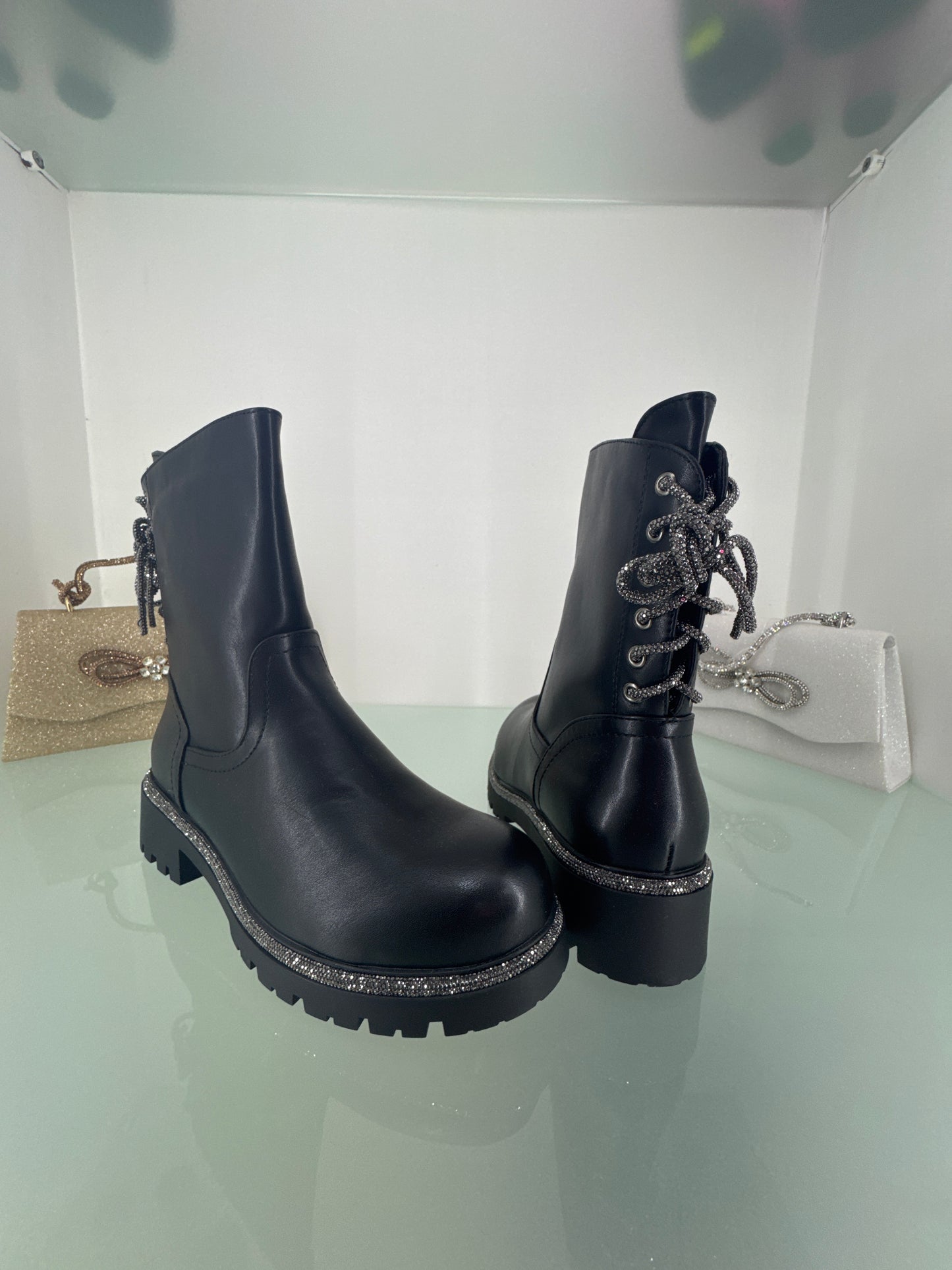 Stivaletto dettagli brillantinati cod 9590