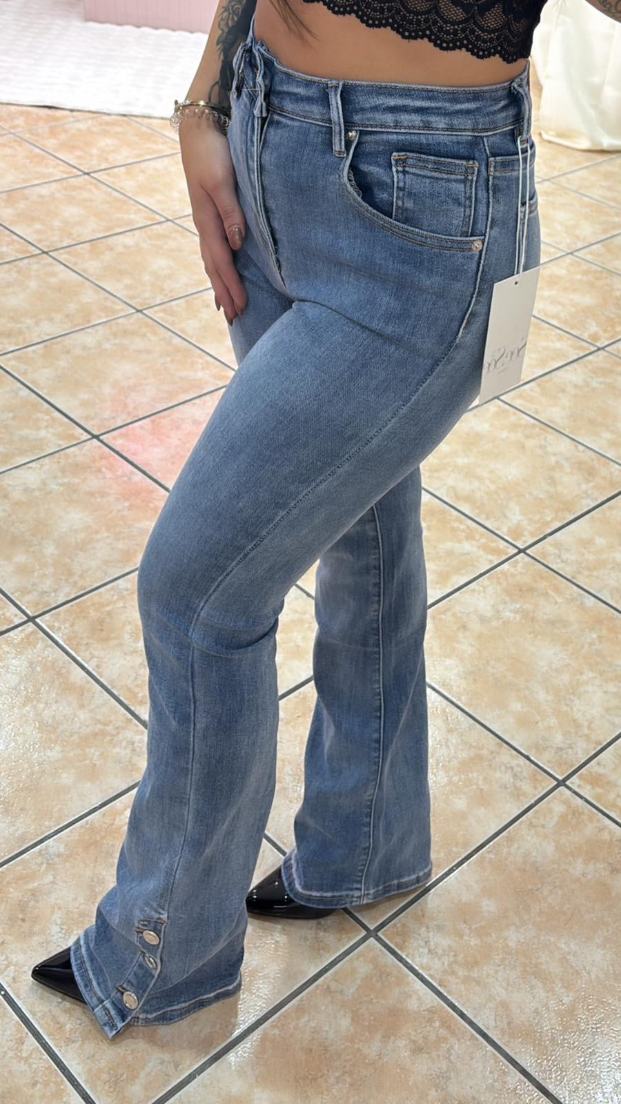 Jeans a zampa chiaro bottone  cod A-800