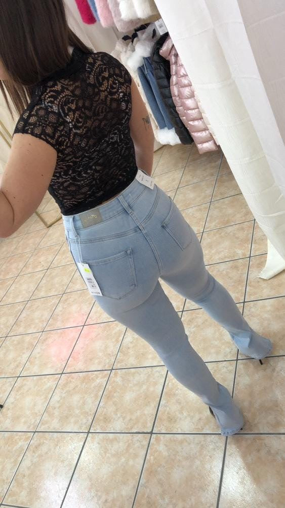 Jeans skinny chiaro con spacchetti.  Cod MG- 227