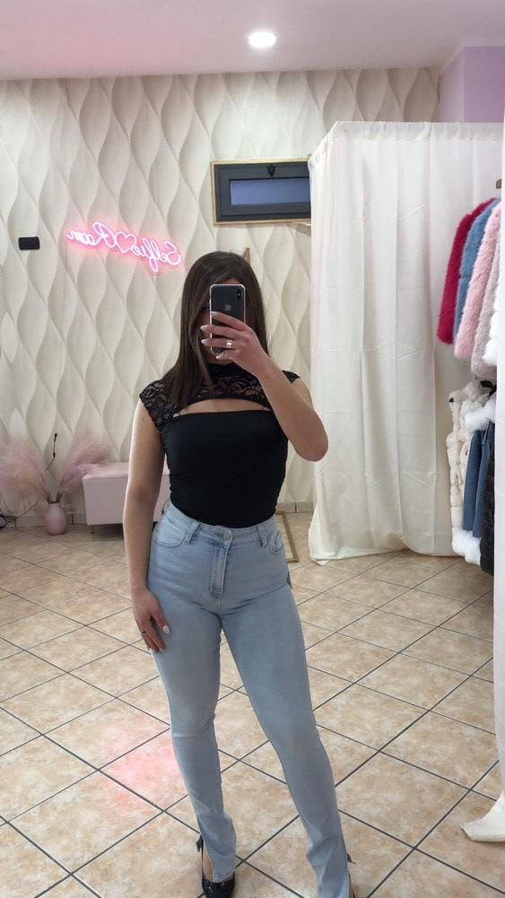 Jeans skinny chiaro con spacchetti.  Cod MG- 227